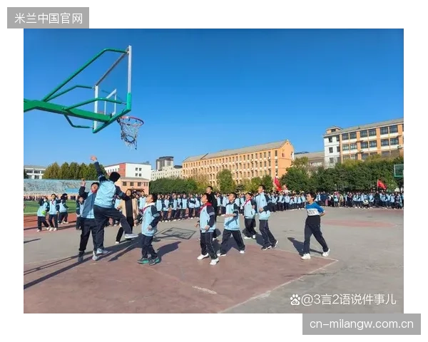 篮球场边火爆瞬间：安保全程死命拉人的激烈冲突揭示体育的另一面